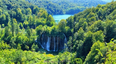 Stunning Plitvice Lakes with lunch